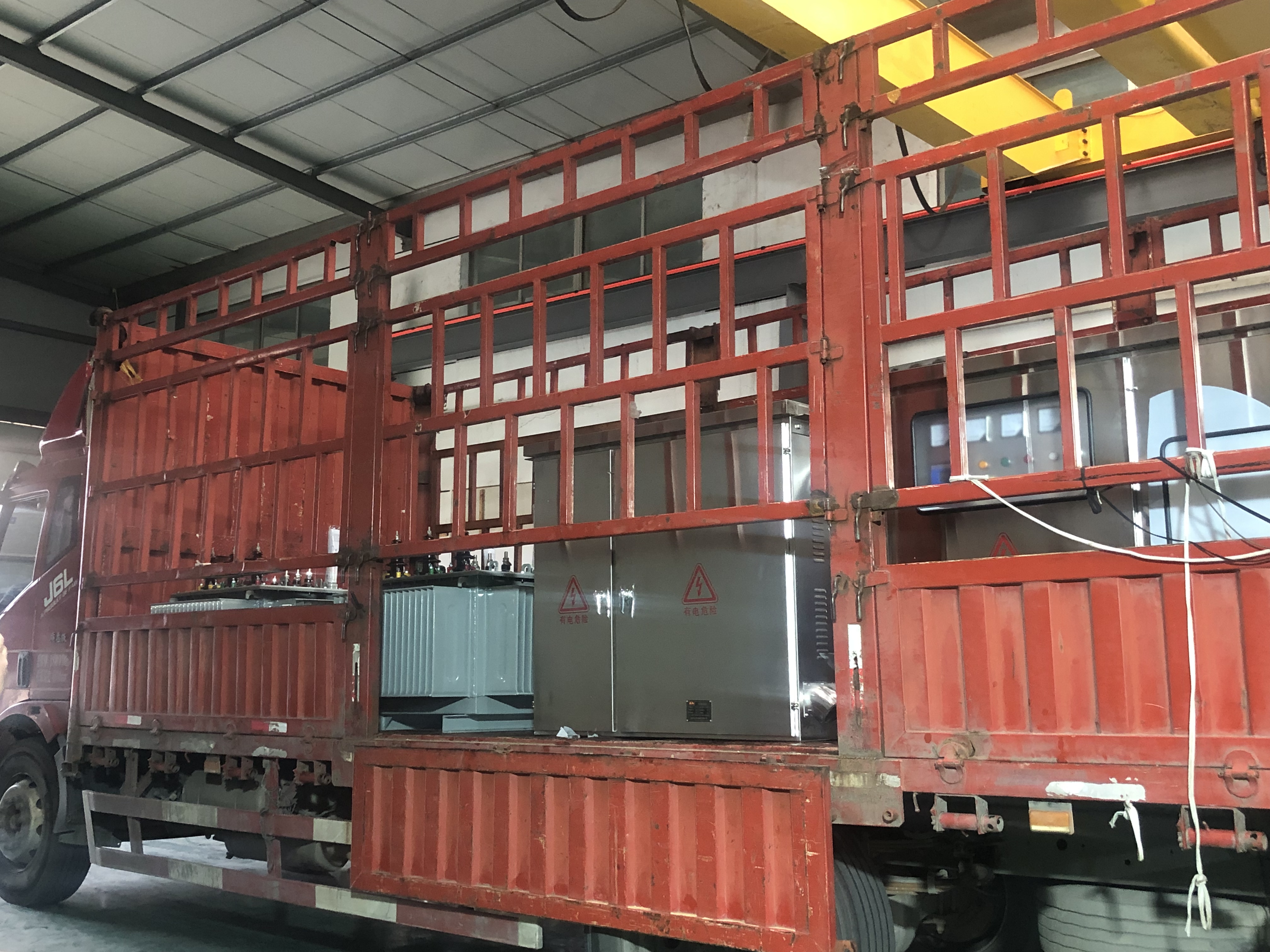 Máy biến áp ngâm dầu và hộp phân phối đã được vận chuyển hôm nay